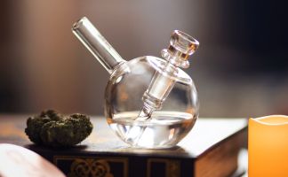 Fumar en bong: descubre cómo hacerlo y aprende a usarlo Fumar en bong descubre como hacerlo y aprende a usarlo