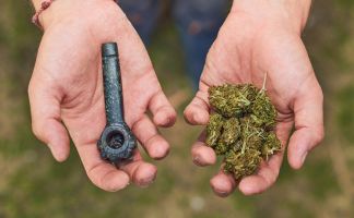 ¿Cómo fumar marihuana en pipa? Aprende a hacerlo con nuestra guía completa Cómo fumar marihuana en pipa