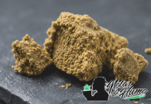 Bubble hash: qué es y cómo se hace paso a paso Bloque de bubble hush con textura arenosa y aspecto resinoso